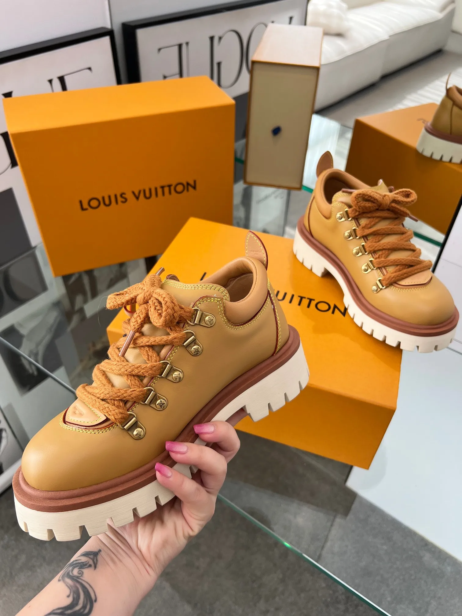 👟👟Ex-factory price 640👟👟 LV's new couple's thick-soled hiking shoes, your original custom-made large-soled shoe brand, giving the foot flexibility and freedom, a good pair of shoes to wear all summer. Fabric: First-layer imported calfskin, cowhide lining Size: 35-46 Welcome to send pictures to place orders